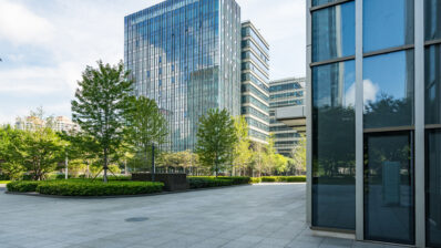 bâtiments tertiaires de bureau avec des arbres