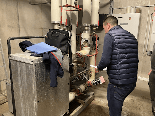 Un expert ACCEO réalisant un audit CVC